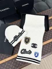 Uubags | Set Chanel scarf and cap in white - 1