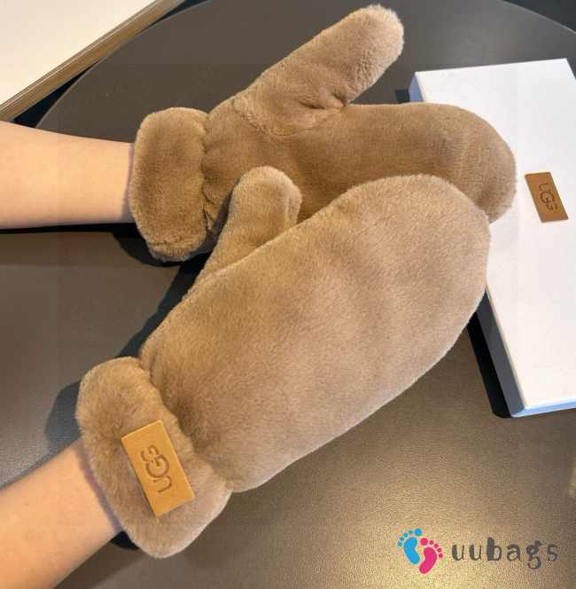 Uubags | UGG gloves in brown - 1