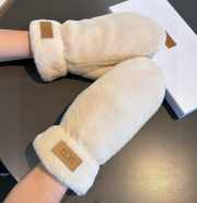 Uubags | UGG gloves in white - 2