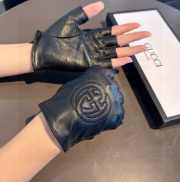 Uubags | Gucci anti-slip fingerless gloves in black - 5