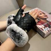 Uubags | Chanel Rabbit fur fingerless gloves in black - 5