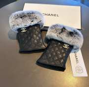 Uubags | Chanel Rabbit fur fingerless gloves in black - 2