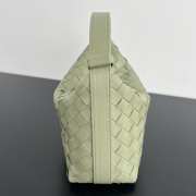 Uubags | Bottega Veneta Wallace bag with Intrecciato craftsmanship in light green calf leather 22x13x9.5cm - 5