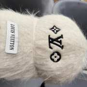 Uubags | Louis Vuitton fur cap in white - 6