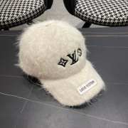 Uubags | Louis Vuitton fur cap in white - 3