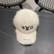 Uubags | Louis Vuitton fur cap in white - 2