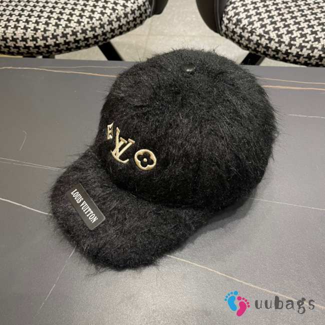 Uubags | Louis Vuitton fur cap in black - 1