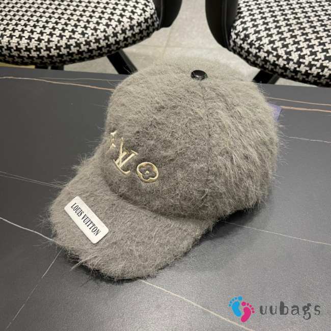 Uubags | Louis Vuitton fur cap in grey - 1