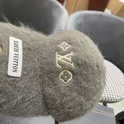 Uubags | Louis Vuitton fur cap in grey - 5