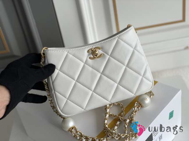 Uubags | Chanel Hobo Bag In White 13x18x7cm - 1