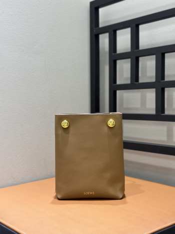 Uubags | Loewe Pebble pouch bag in beige smooth calfskin 21.5x17x7cm