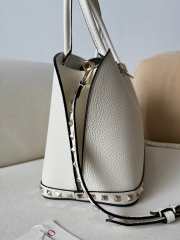 Uubags | Valentino Garavani Rockstud Handbag In White Grainy Calfskin 28x21x14cm - 4