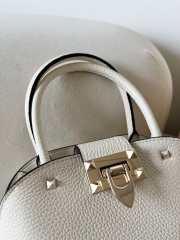 Uubags | Valentino Garavani Rockstud Small Bag In White Grainy Calfskin 21x15x10cm - 3