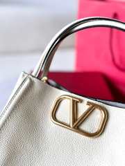 Uubags | Valentino Garavani Alltime Bag In White Grainy Calfskin 26x21x17cm - 4