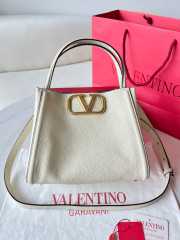 Uubags | Valentino Garavani Alltime Bag In White Grainy Calfskin 26x21x17cm - 3