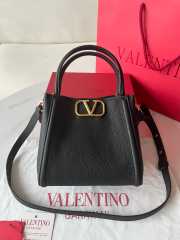 Uubags | Valentino Garavani Alltime Small Bag In Black Grainy Calfskin 19x17x14cm - 1