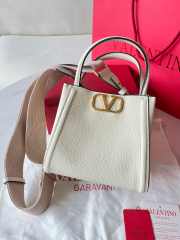 Uubags | Valentino Garavani Alltime Small Bag In White Grainy Calfskin 19x17x14cm - 4