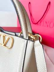 Uubags | Valentino Garavani Alltime Small Bag In White Grainy Calfskin 19x17x14cm - 3