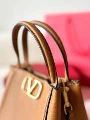 Uubags | Valentino Garavani Alltime Small Bag In Brown Grainy Calfskin 19x17x14cm - 6