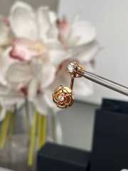 Uubags | Chanel Extrait de Camelia single earring 18K rose gold, diamonds - 6