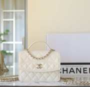 Uubags | Chanel Woc crossbody handbag in white 18x14x3cm - 1