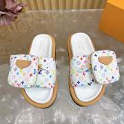 Uubags Louis Vuitton 1AGVQY Pool Pillow Flat Comfort Mule LV x TM Sandals In White - 4