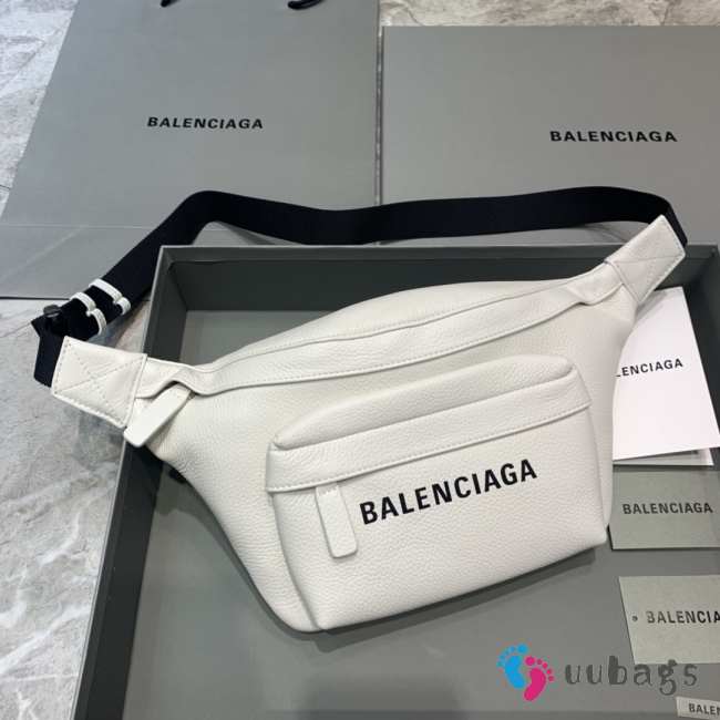 Uubags Balenciaga everyday beltpack in white natural grain calfskin 24x18x4cm - 1