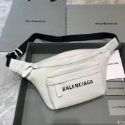 Uubags Balenciaga everyday beltpack in white natural grain calfskin 24x18x4cm - 1