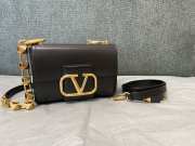 Uubags Valentino Garavani Stud sign grainy calfskin shoulder bag in black 20x15x7cm - 1