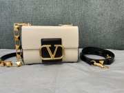 Uubags Valentino Garavani Stud sign grainy calfskin shoulder bag in black/white 20x15x7cm - 1