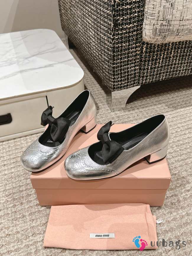 Uubags Miu Miu patent leather pumps with bow in silver 4cm - 1