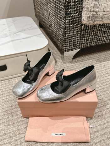 Uubags Miu Miu patent leather pumps with bow in silver 4cm