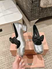 Uubags Miu Miu patent leather pumps with bow in silver 4cm - 5