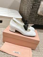 Uubags Miu Miu patent leather pumps with bow in white 4cm - 2