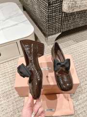 Uubags Miu Miu patent leather pumps with bow in brown 4cm - 6