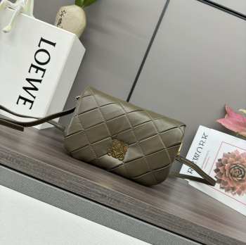 Uubags Loewe Puffer Goya bag in dark khaki pleated shiny nappa lambskin 20x6x13cm