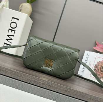 Uubags Loewe Puffer Goya bag in bottle green pleated shiny nappa lambskin 20x6x13cm