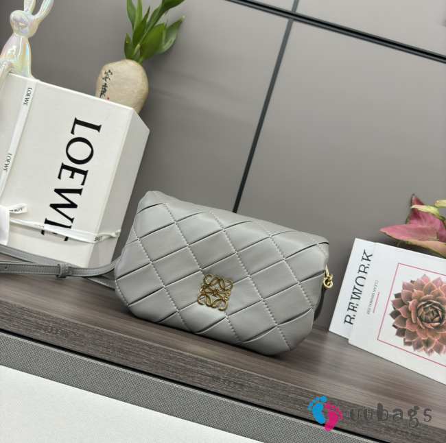 Uubags Loewe Puffer Goya bag in light grey pleated shiny nappa lambskin 20x6x13cm - 1
