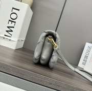 Uubags Loewe Puffer Goya bag in light grey pleated shiny nappa lambskin 20x6x13cm - 6