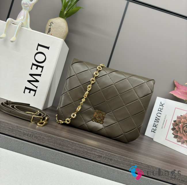 Uubags Loewe Small Puffer Goya bag in dark khaki pleated shiny nappa lambskin 23x9x17cm - 1