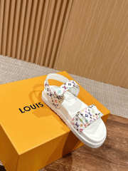 Uubags Louis Vuitton 1AGXEP LV x TM LV Sunset Flat Comfort Sandal White  - 3