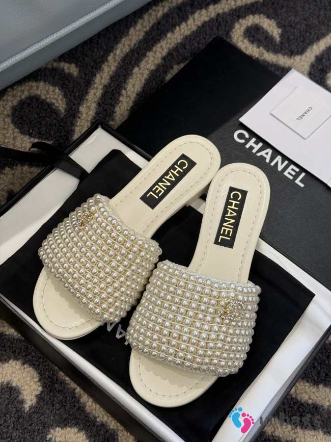 Uubags Chanel flip flop in white - 1