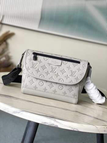 Uubags Louis Vuitton M14874 Pulse Messenger Bag Sand Monogram Shadow Embossed Calfskin 26.6x17x11cm