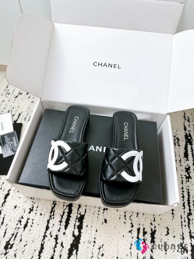 Uubags Chanel slippers in black  - 1