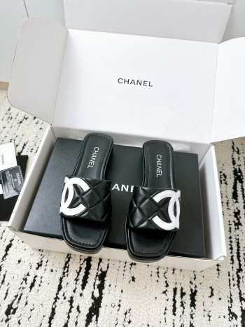 Uubags Chanel slippers in black 