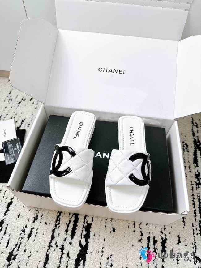 Uubags Chanel slippers in white - 1