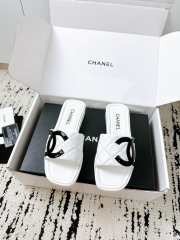 Uubags Chanel slippers in white - 1