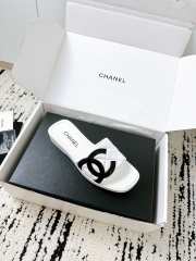 Uubags Chanel slippers in white - 6