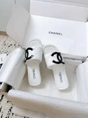 Uubags Chanel slippers in white - 3