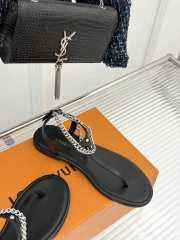 Uubags Louis Vuitton flip flop in black - 5